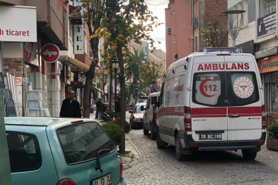 Ters yönden gelen otomobil ambulansın ilerlemesini engelledi