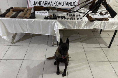 Yaptığı silahlara müşteri ararken yakalandı