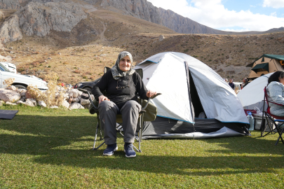 73 yaşındaki dağcı Hatun Okurkan gençlere taş çıkartıyor