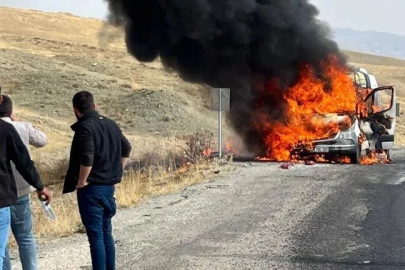 Alev alan minibüs kullanılamaz hale geldi