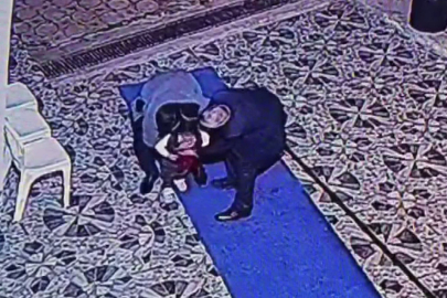 Gazetecinin "Heimlich manevrası" uygulamasıyla kurtuldu