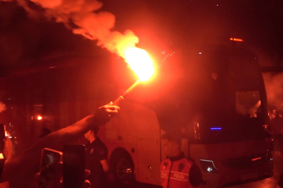 A Milli Futbol Takımı, meşaleler eşliğinde stada girdi