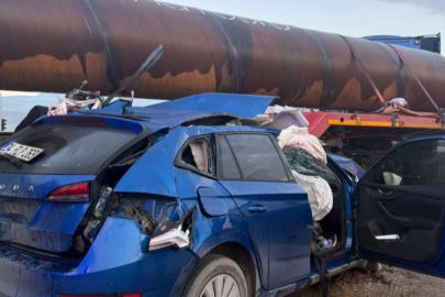 Otomobil, demir boru yüklü tırla çarpıştı: 2 yaralı