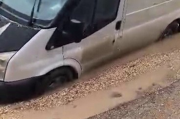 Minibüs çöken yolda mahsur kaldı