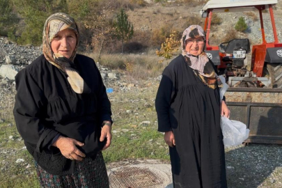 Bursa'da iki yaşlı kadın gençlere taş çıkartıyor