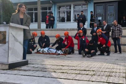 Öğrenciler, deprem tatbikatını başarıyla tamamladı