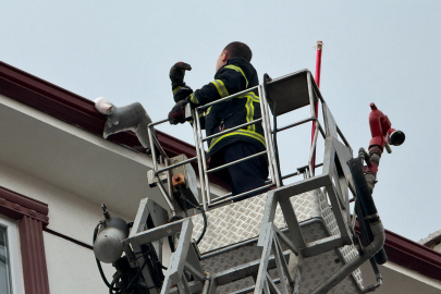 Çatıda sıkışan martıyı itfaiye kurtardı