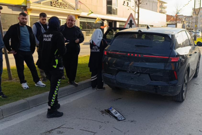 Bursa'da hafif ticari araç cipe çarptı: 1 yaralı