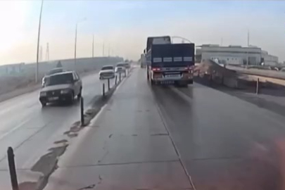 Araç sollamak isterken tırın önünde kaldı