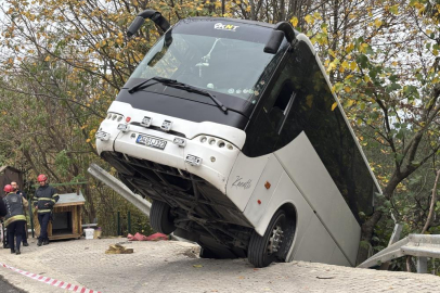 Facianın eşiğinden dönüldü: Tur otobüsü şarampole düştü
