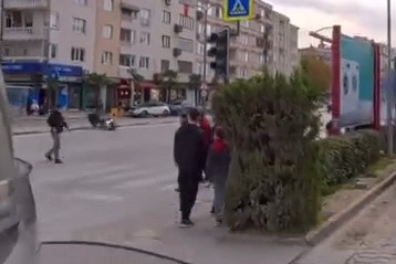 İnegöl’deki motosiklet kazası başka sürücünün kamerasına yansıdı