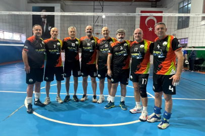 Osmangazi’nin veteran voleybolcuları zirveye çıktı
