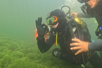 Belediye başkanı dalgıç kıyafeti giydi, dibe indi