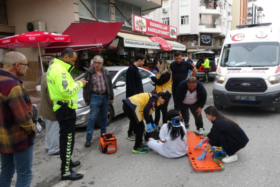 Aracın açılan kapısına çarpan motosikletteki 2 kişi yaralandı