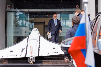 Düşen dron bakanlık binasının önünde sergilendi