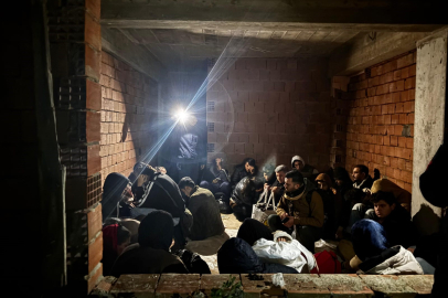 Düzensiz göçmenler inşaatta yakalandı