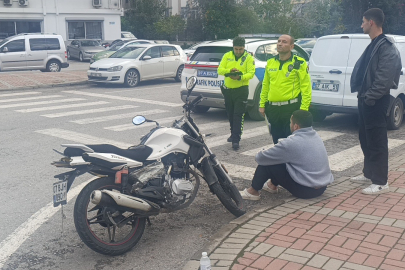 Otomobille çarpışan motosikletli tedaviyi kabul etmedi