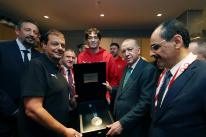 A Milli Erkek Basketbol Takımı, ikincilik madalyasını Cumhurbaşkanı Erdoğan'a takdim etti