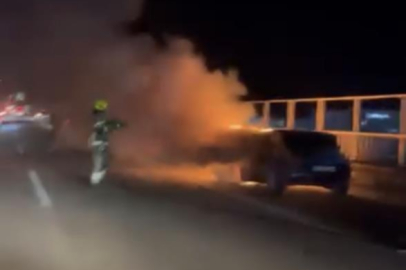 Bursa'da seyir halindeki otomobil alev alev yandı