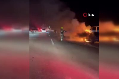 Bursa'da seyir halindeki otomobil alev alev yandı