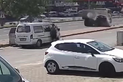 Hızla giden otomobil, kamyonun arkasına böyle girdi