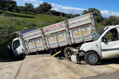 Ticari araçla kamyonet çarpıştı; 2’si ağır, 5 yaralı