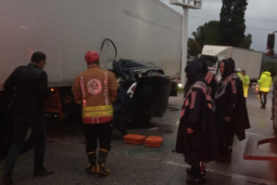 TIR'ın altında kalan otomobildeki karı koca hayatını kaybetti