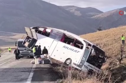 Yolcu otobüsü devrildi: 2 ölü, 21 yaralı