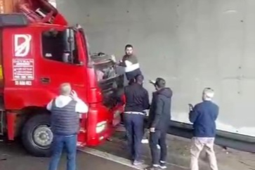 Kendi kullandığı tırın altında can verdi