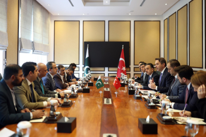 Bakan Bayraktar, Pakistan’da 5 yeni anlaşmaya imza attı