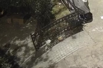 Bankta uyuyan kişinin telefonun çalındığı anlar görüntülendi