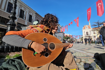 Evrensel dil olan müzikle hem geziyor hem de geçimlerini sağlıyorlar