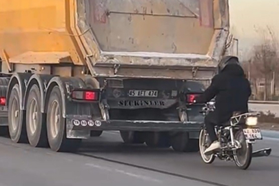 Seyir halindeki tırın peşinde motosikletli tehlikeli yolculuk