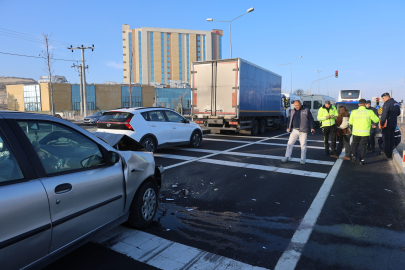 Kırmızı ışıkta bekleyen araca çarptı