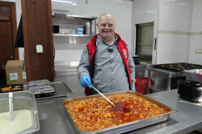 Gürsu'nun gülen yüzü Mesut, yemek dağıtımda