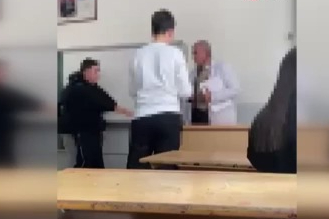 Lise öğrencilerinden öğretmene saygısız hareketler