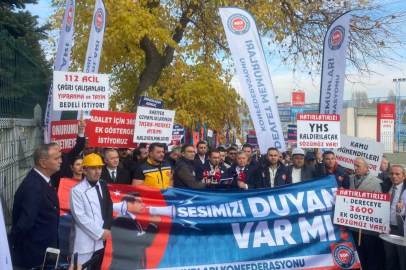 Memurlar bakanlığın önündeki ağacı 'dilek ağacı'na çevirdi