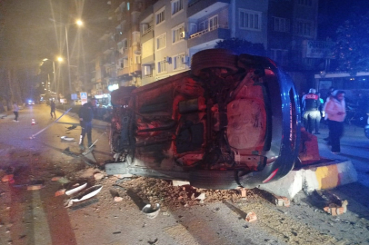 Refüje çarpıp takla atan otomobil karşı şeride geçti