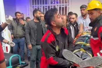 Ağır hasarlı binayı yıkarken molozların altında kaldı