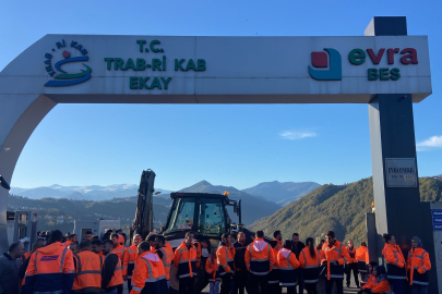 Koku skandalı yaşayan fabrikada maaş eylemi