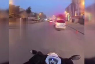 Üşüyen kuryeye eldivenini veren polis gönülleri ısıttı