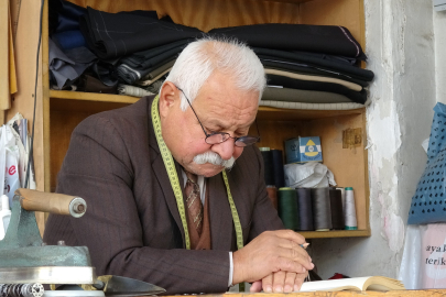 67 yaşındaki terzi ustası, elinden kitabı düşürmüyor