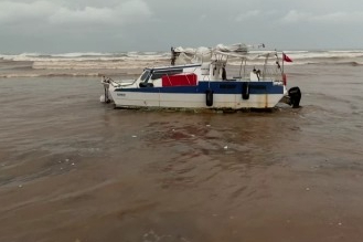 Fırtına sebebiyle tekne kıyıya sürüklendi