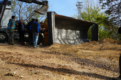 Mıcır yüklü kamyonun damperi devrildi, sürücü bayıldı
