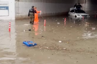 Suda mahsur kalan araçtaki 2 kişiyi itfaiye ekipleri kurtardı