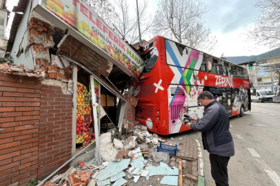 Bursa'da freni boşalan öğrenci otobüsü manava daldı...