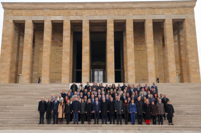 Özel, beraberindeki heyetle Anıtkabir'i ziyaret etti