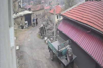 Yerde yatan karısının kafasına tekme attı