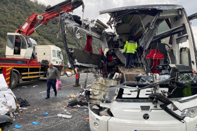 Yolcu otobüsü TIR'a çarptı: 6 ölü, 11 yaralı