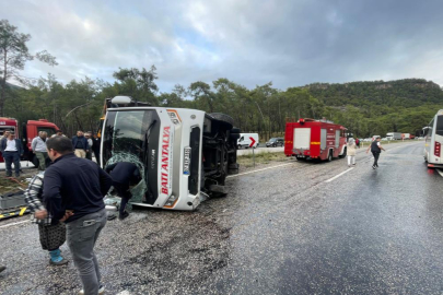 Antalya'da midibüs devrildi: 6 yaralı
